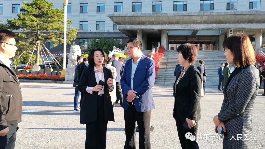 2.四平市卫生健康委周瑞副主任现场关怀慰问支援哈尔滨市核酸检测医疗队员.jpg