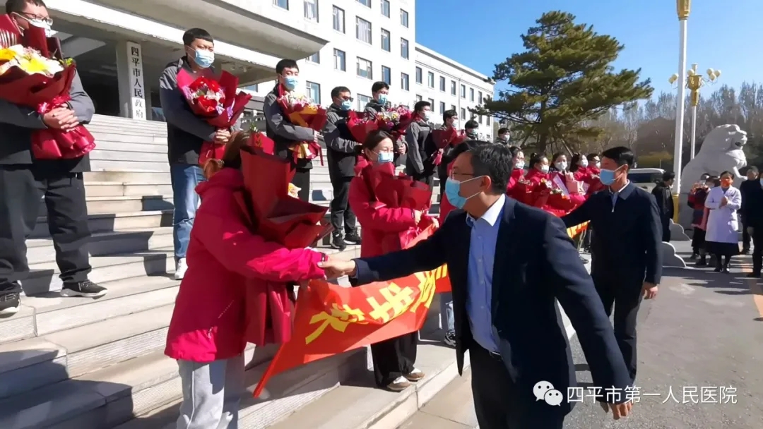 4.刘琦副市长亲切慰问四平市援助哈尔滨核酸检测医疗队员（前排左一：孟奕聪，前排左二：李静涵，后排左一：苏向红）。.jpg
